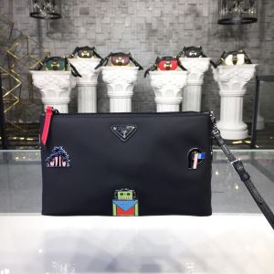 ポーチ オシャレスタイルが今年流 プラダ 今季トレンド抜け感新品 PRADA 202020秋冬取り入れやすい