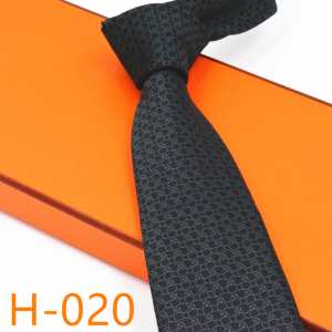 秋冬ファッションコーディネート エルメス 2020秋冬流行ファション HERMES ネクタイ