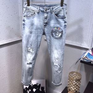 ヴェルサーチ 絶対に見逃せない VERSACE ジーンズ 20SS☆送料込 普段のファッション