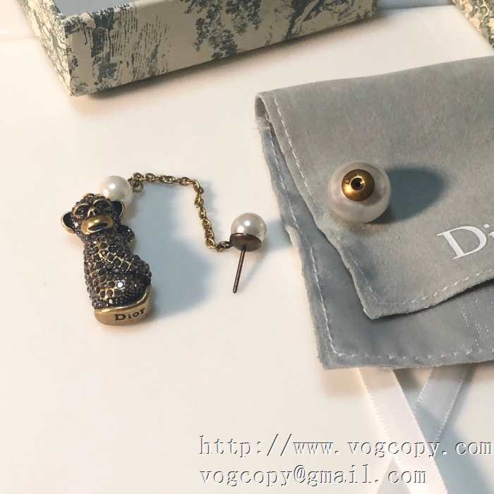 シンプルなファッション イヤリング この時期の一番人気は ディオール DIOR 2020モデル