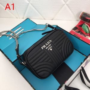 多色選択可 夏のコーデには欠かせない レディースバッグ おすすめ大人かわいい着こなし プラダ PRADA 2020夏ファション新品