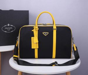 有名ブランドです プラダ PRADA 着こなしを楽しむ ショルダーバッグ限定品が登場