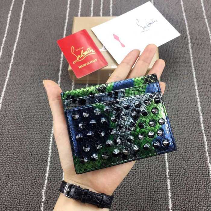 2020秋冬重宝するアイテム クリスチャンルブタン Christian Louboutinカードケース　シンプル