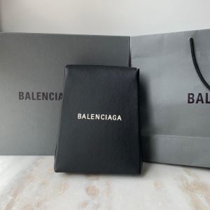 秋冬もちろん主役級 バレンシアガ 2020秋のファッショントレンドはこれ BALENCIAGA 秋ファションのトレンド ポーチ