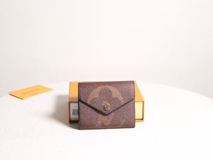 財布ウォレット 秋冬ファッションコーディネート ルイ ヴィトン最重要2020秋冬トレンド LOUIS VUITTON 人気ファッション雑誌でも掲載