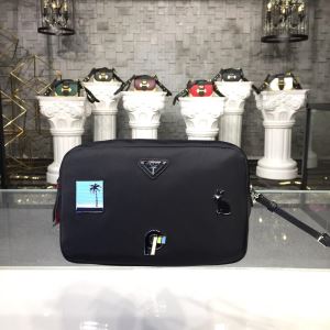 20202020秋冬流行色紹介 プラダ最新秋冬トレンドをチェック PRADA ポーチ 秋冬流行りファション