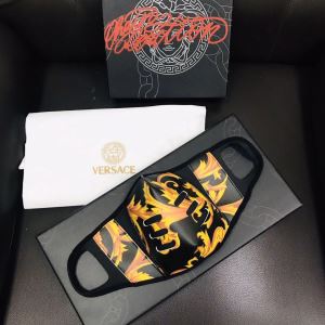 2色可選 2年以上連続１位獲得 VERSACE ヴェルサーチおしゃれな人が持って...