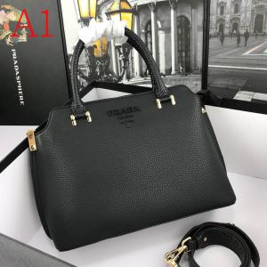 多色可選 この時期の一番人気は プラダ さらに魅力的 PRADA コーデの完成度を高める レディースバッグ