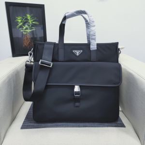 ハンドバッグ 今年らしいおすすめ新品 プラダ 秋冬コーデと相性がいい PRADA 2020秋断然ブランド推し