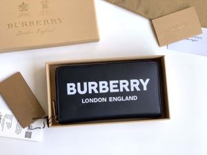 202020秋冬トレンドファッション バーバリー BURBERRY 最新秋冬トレンドをチェック 財布ウォレット 秋冬流行りファション
