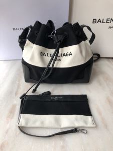 バレンシアガ 限定色がお目見え BALENCIAGA 新作が見逃せない レディースバッグ一目惚れ級に