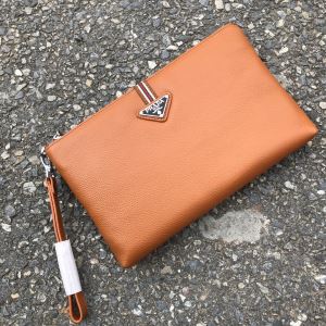 ポーチ 大人気のブランドの新作 プラダ PRADA 普段のファッション