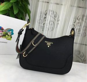 PRADA プラダ ショルダーバッグ ファッションの最先端 3色可選 2020年春夏シーズン