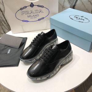 《2020年》今、注目のストリート 魅力的なカラー使い プラダ PRADA カジュアルシューズ 2色可選