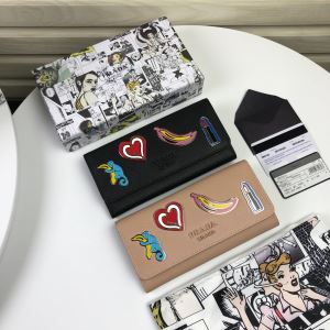 おしゃれ度アップ秋冬コレクション プラダ PRADA 2020秋のファッショントレンドはこれ 財布ウォレット 秋ファションのトレンド2色可選