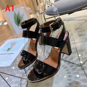 3色可選 サンダル 【2020春夏】最新コレクション 春夏を感じさせる ヴァレンティノ VALENTINO
