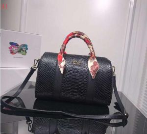 人目を引く存在感　4色可選　PRADA プラダ 秋冬大活躍　トートバッグ 　定番品質保証