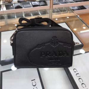 シンプルなファッション ミニバッグ プラダ 2020モデル PRADA