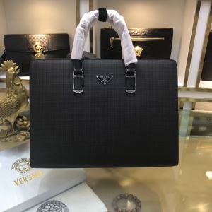 プラダ 2020年秋冬に欠かせない PRADA トレンド入り確実最新コレクション ハンドバッグ 活躍するトレンドアイテム