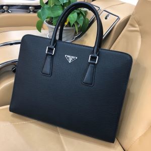 ビジネスバッグ 2020春夏も引き続き人気セール 夏先に大活躍する プラダ PRADA