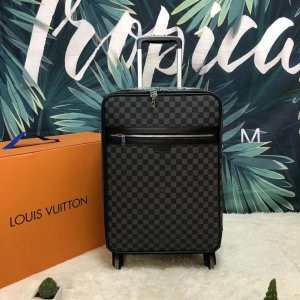 即完売 ルイ ヴィトン LOUIS VUITTON 2020SS スーツケース コーデ選ばずおしゃれのポイント